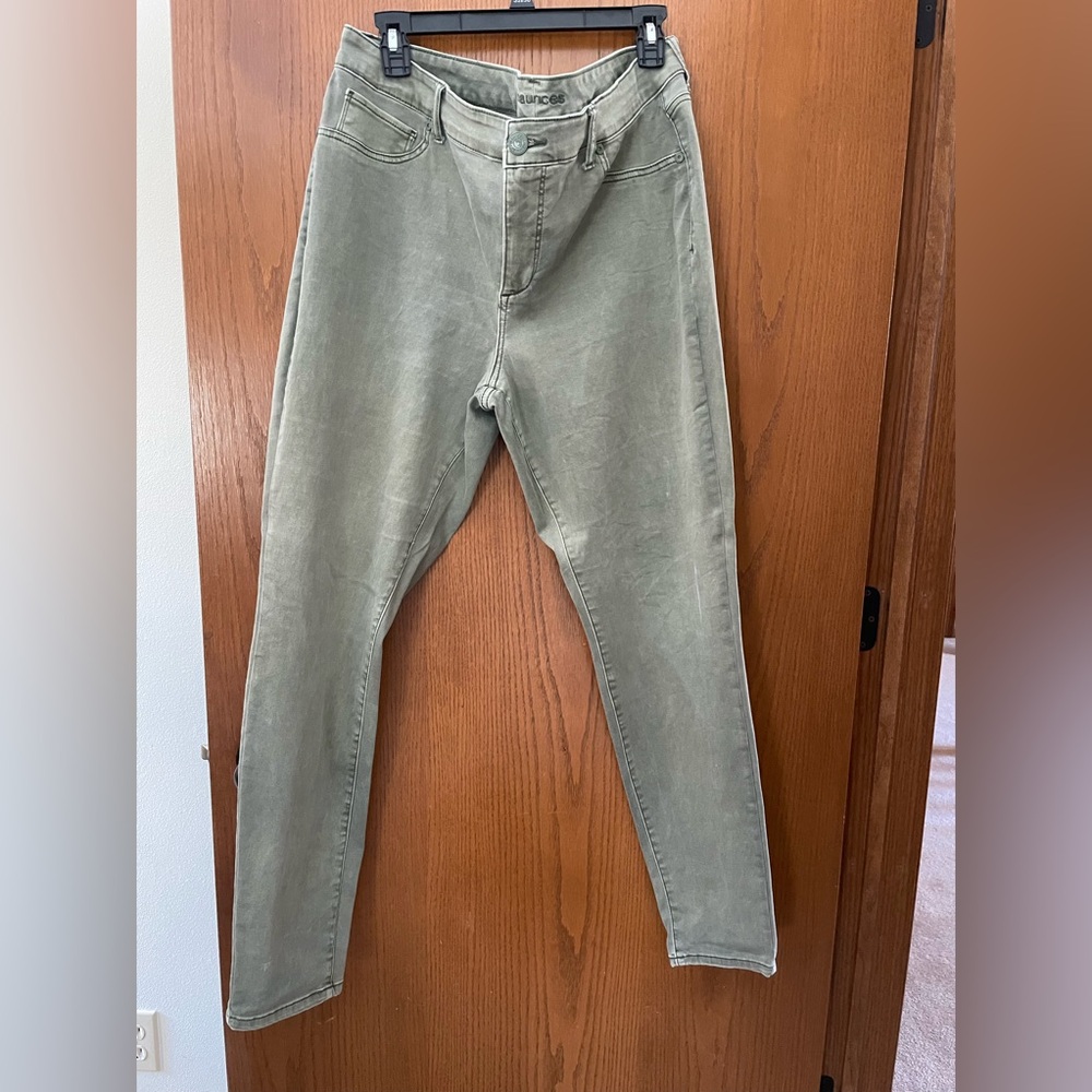 040 Maurice’s size 20 olive green jeggings. EUC.